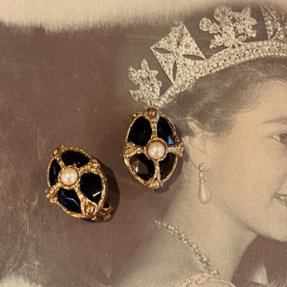 Vintage Jewelry - 💰3/$15💰1980's Black gold & faux pearl clip-on statement earrings